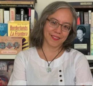 “Migrar y otras artes. Escritos fuera de lugar”, de Claudia Salazar Jiménez